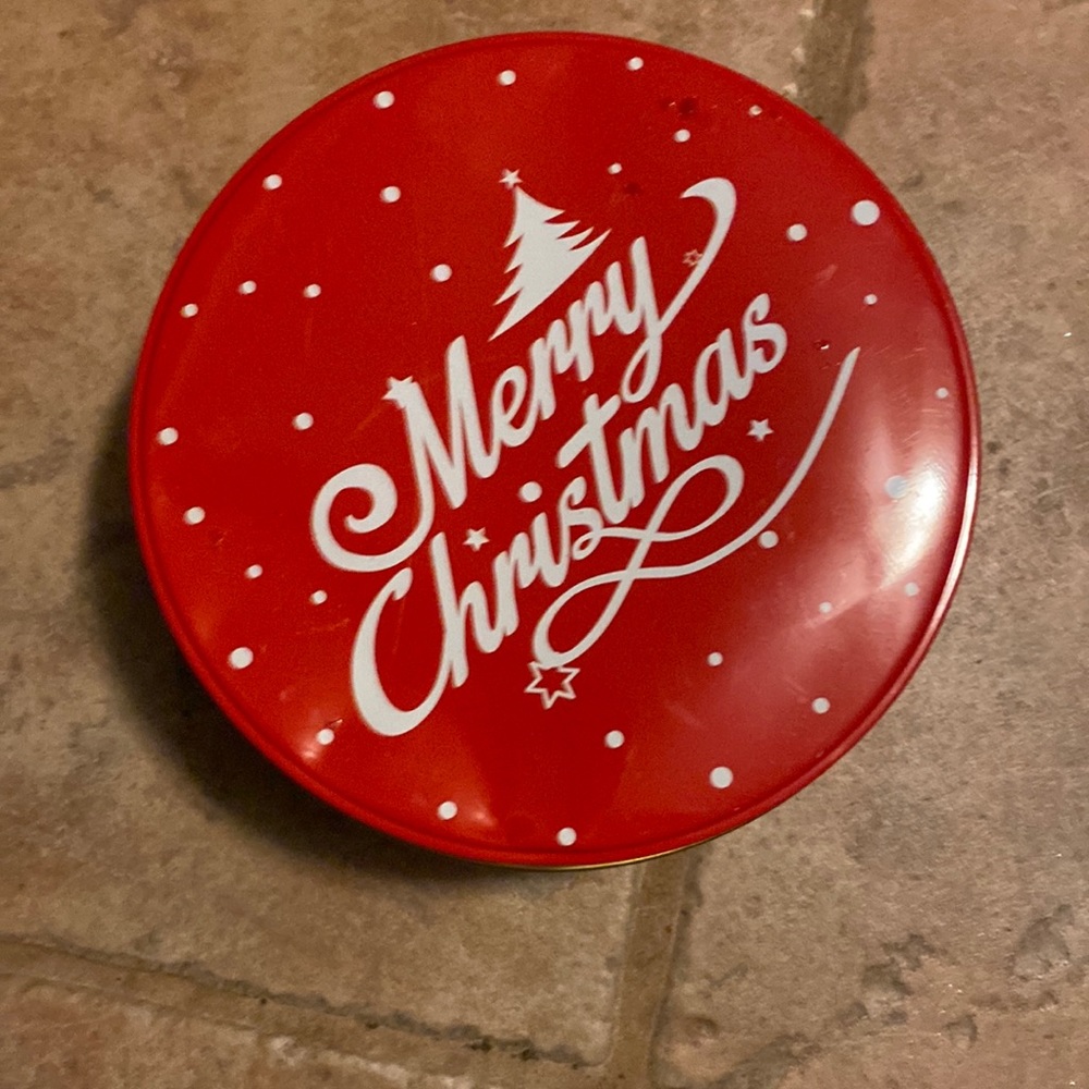 Holiday round large tin 6.7 x 2.9 nwt